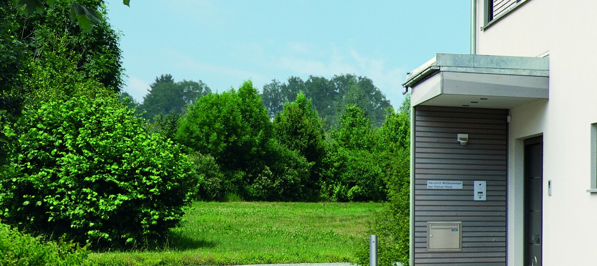 Haus mit Satteldach und Rasen
